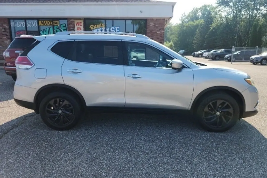 2015 Nissan Rogue SV photo 1