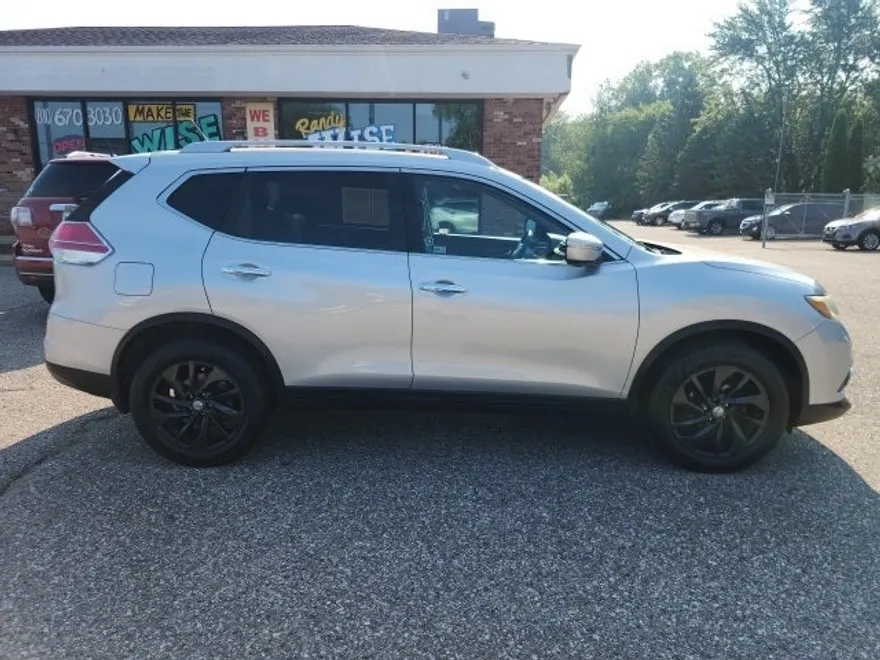 2015 Nissan Rogue SV photo 1