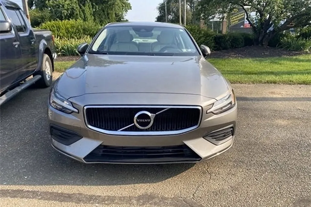 2020 Volvo S60 T6 AWD Momentum photo 1
