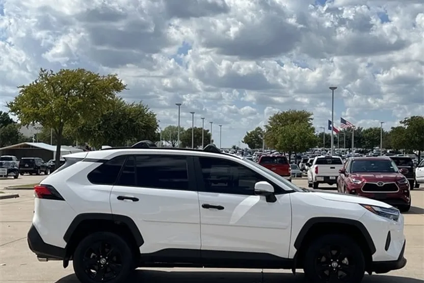 2022 Toyota RAV4 XLE photo 1