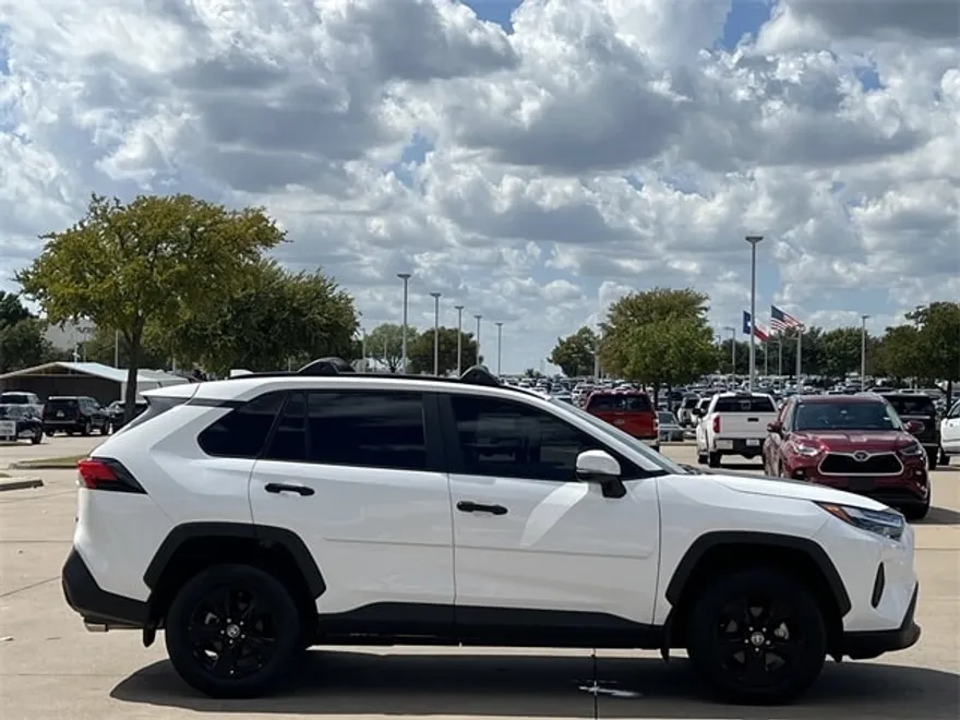 2022 Toyota RAV4 XLE photo 1