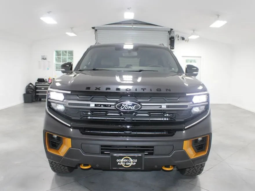 2025 Ford Expedition photo 1