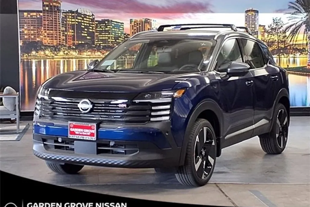 2025 Nissan Kicks SR photo 1