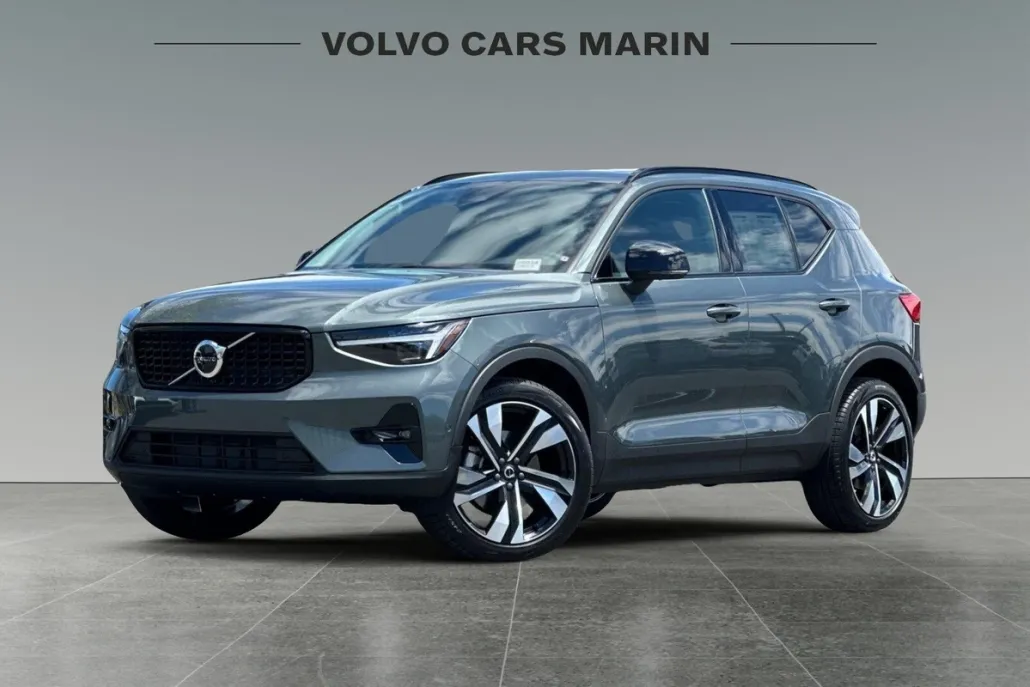 2026 Volvo XC40 photo 1