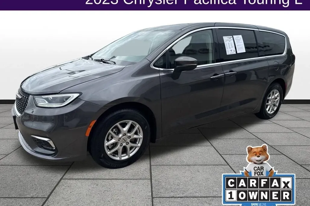 2023 Chrysler Pacifica Touring L photo 1