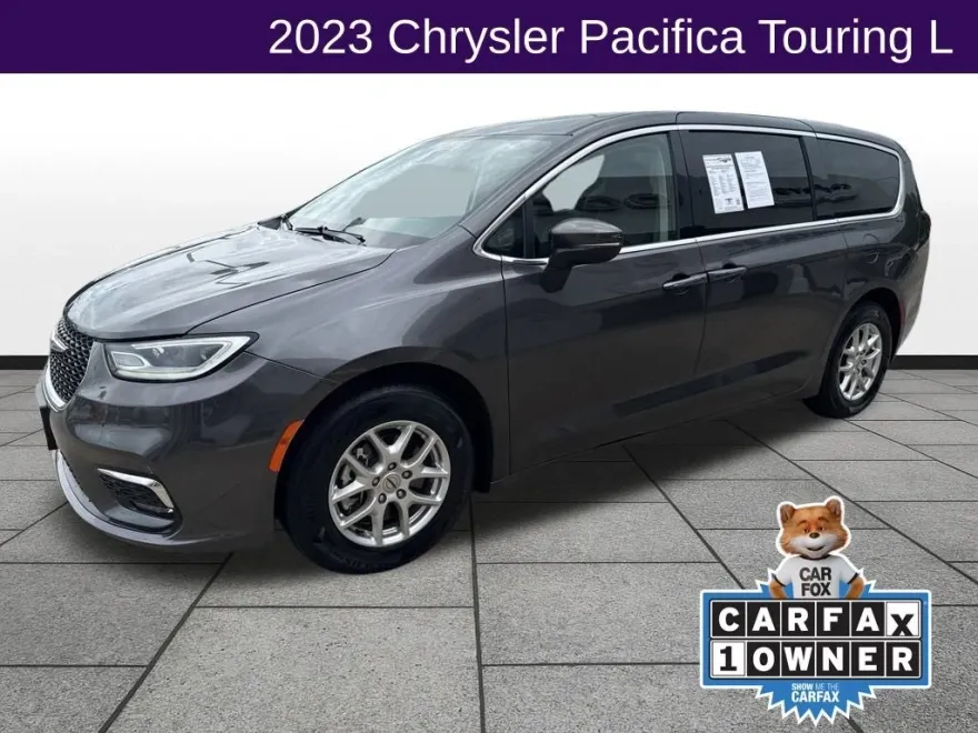 2023 Chrysler Pacifica Touring L photo 1