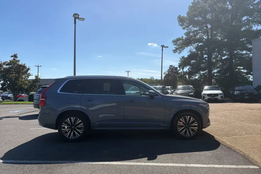 2022 Volvo XC90 T6 Momentum photo 1