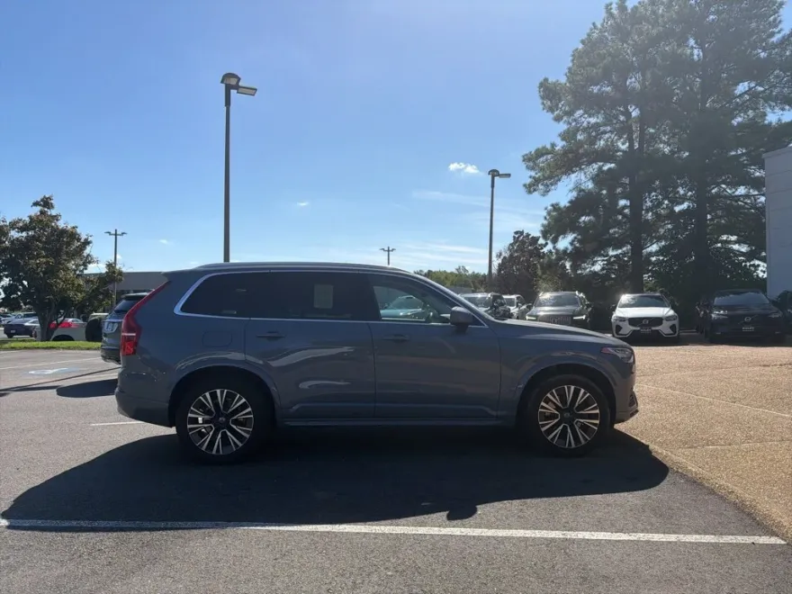 2022 Volvo XC90 T6 Momentum photo 1