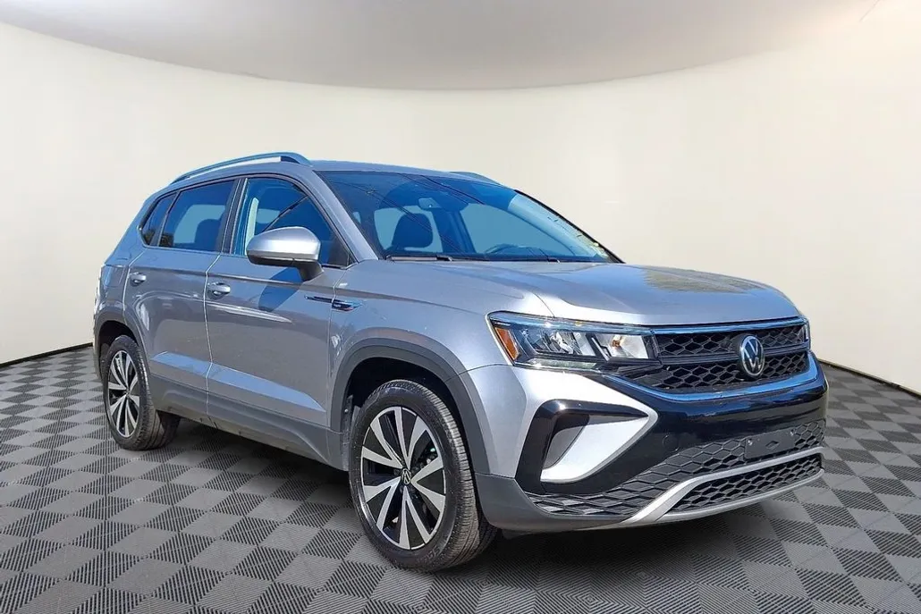 2022 Volkswagen Taos SE photo 1