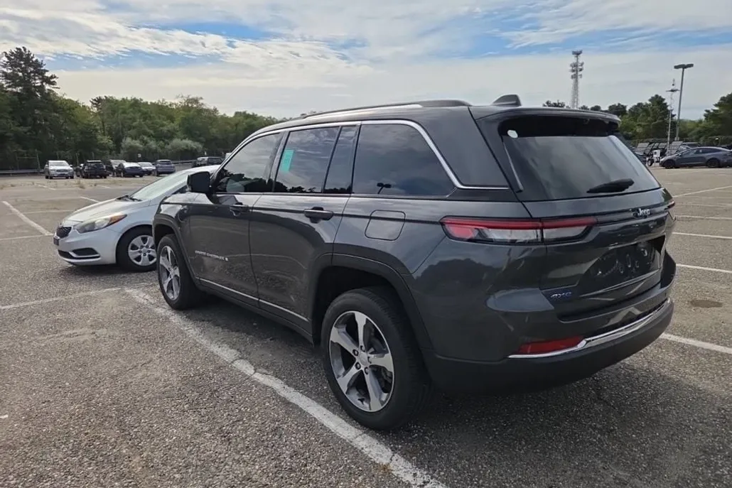 2023 Jeep Cherokee Base photo 1