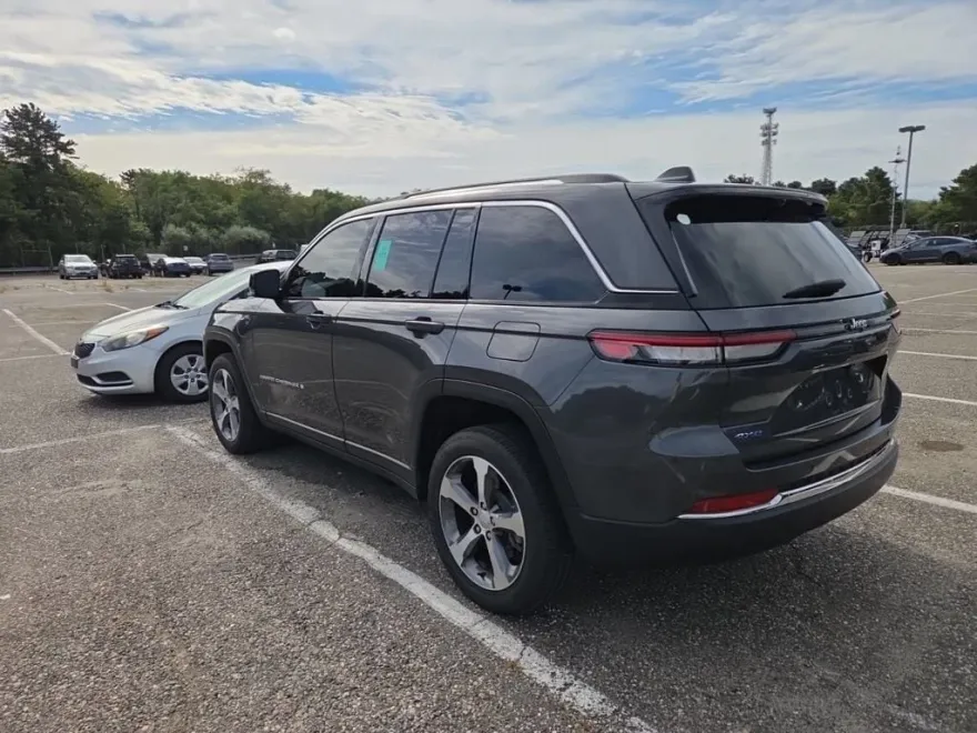 2023 Jeep Cherokee Base photo 1