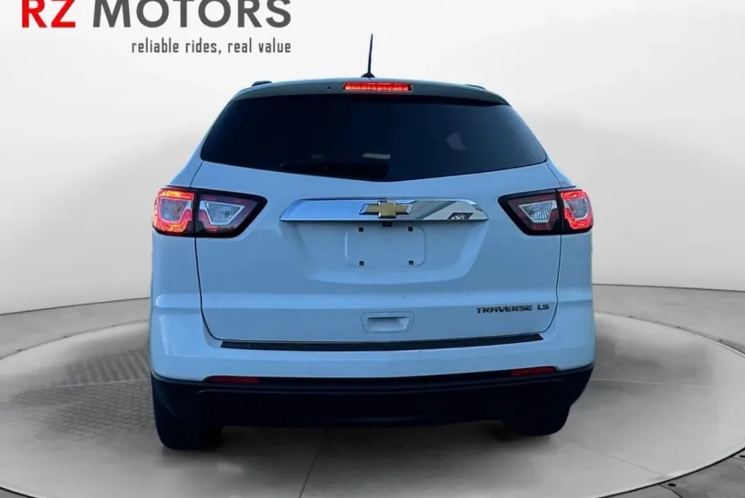 2016 Chevrolet Traverse LS photo 1