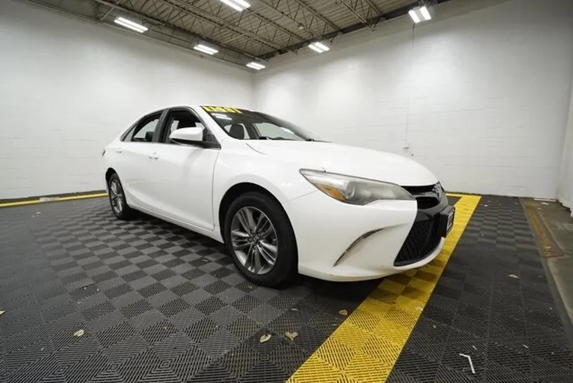 2017 Toyota Camry XLE photo 1