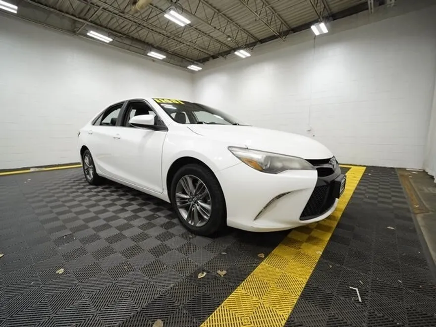 2017 Toyota Camry XLE photo 1