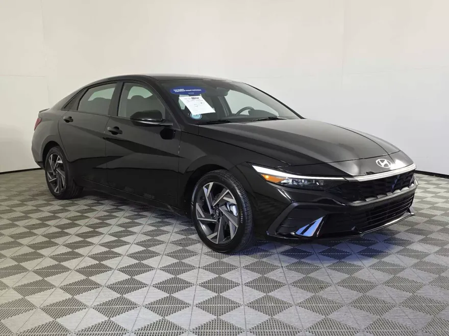 2025 Hyundai Elantra SEL Sport photo 1