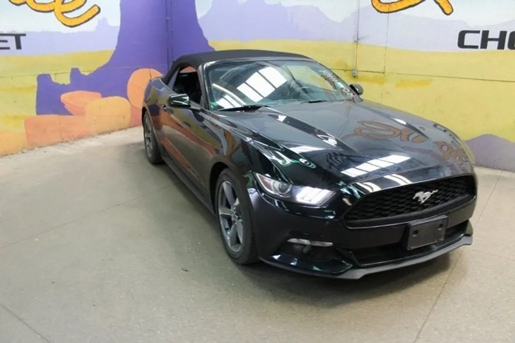 2017 Ford Mustang V6 Convertible photo 1