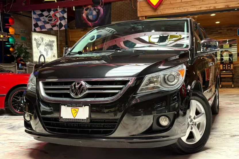 2012 Volkswagen Routan SEL photo 1