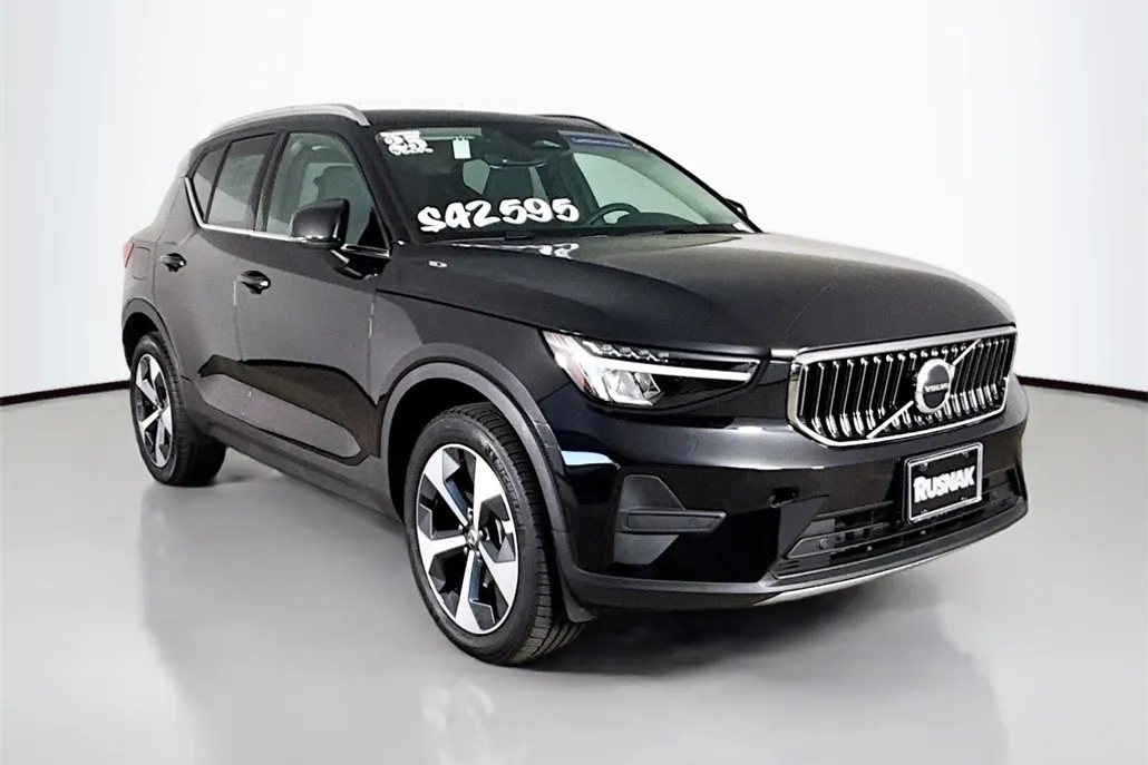 2025 Volvo XC40 Core photo 1