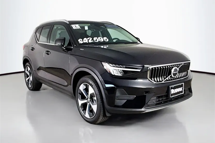 2025 Volvo XC40 Core photo 1