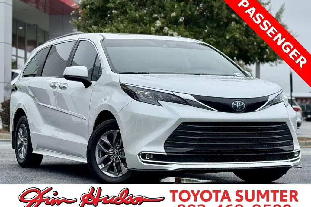 2024 Toyota Sienna XLE photo 1