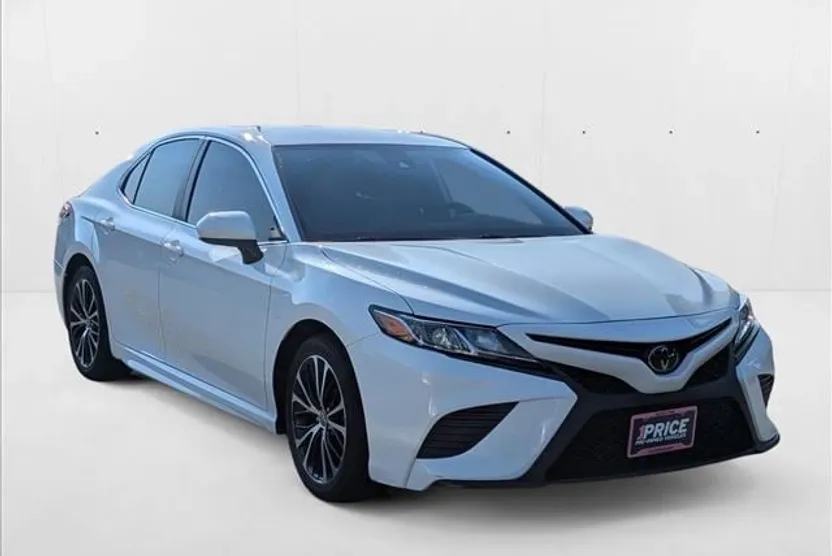 2020 Toyota Camry SE photo 1