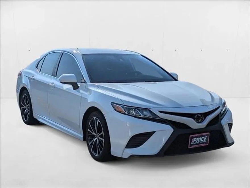 2020 Toyota Camry SE photo 1