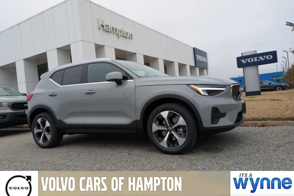 2025 Volvo XC40 Core photo 1