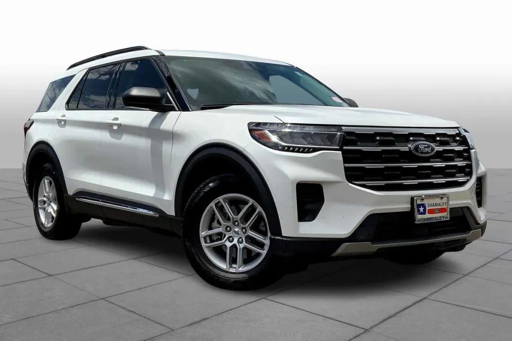 2025 Ford Explorer photo 1
