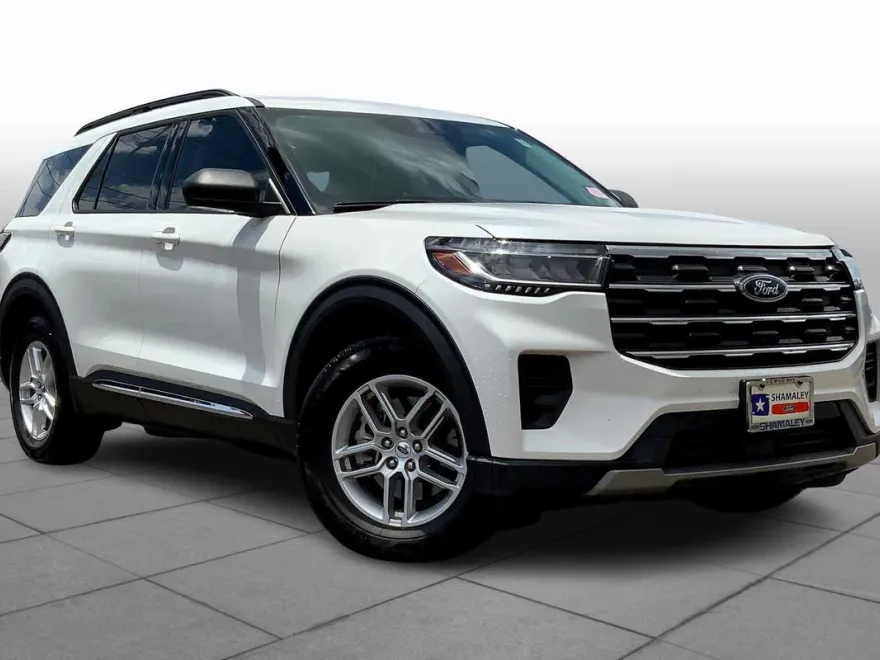 2025 Ford Explorer photo 1