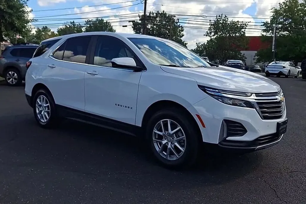 2022 Chevrolet Equinox LT photo 1