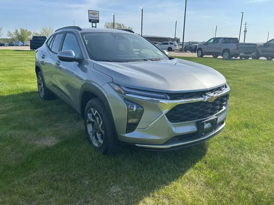 2025 Chevrolet Trax LT photo 1