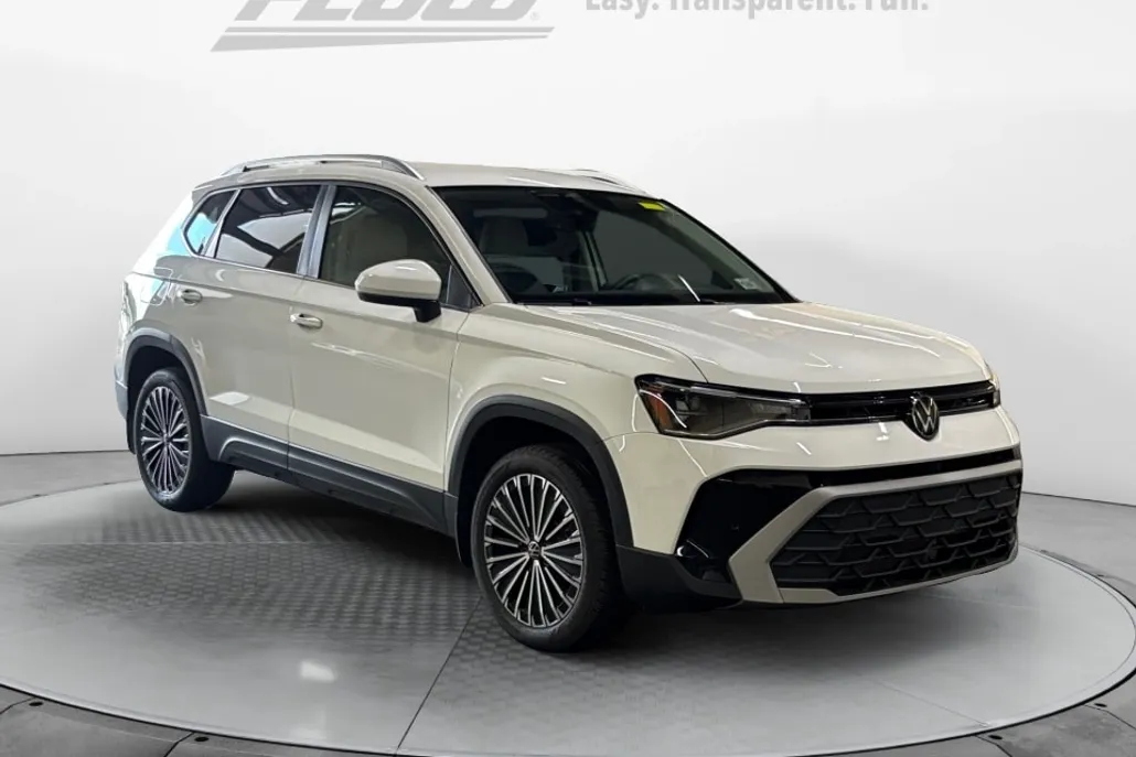 2025 Volkswagen Taos SE photo 1