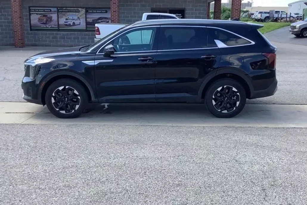 2025 Kia Sorento S photo 1