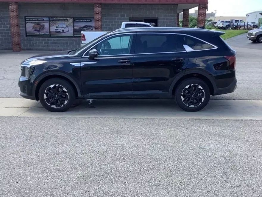 2025 Kia Sorento S photo 1