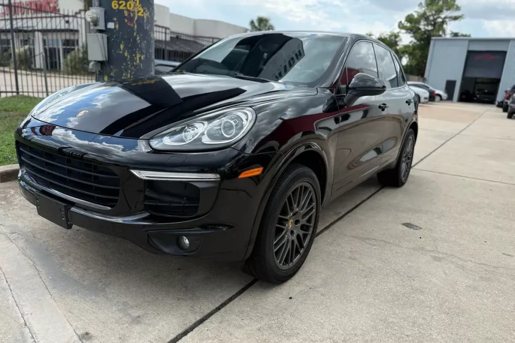 2017 Porsche Cayenne Platinum Edition photo 1