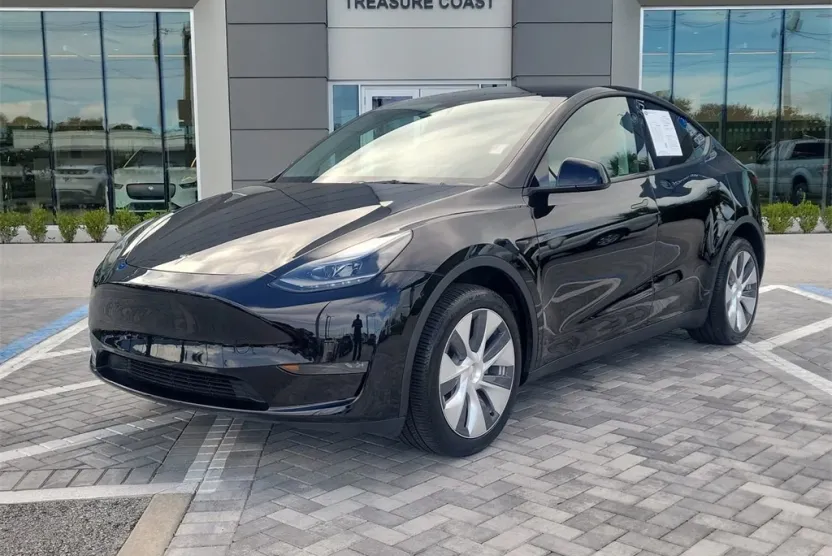 2024 Tesla Model Y Long Range photo 1