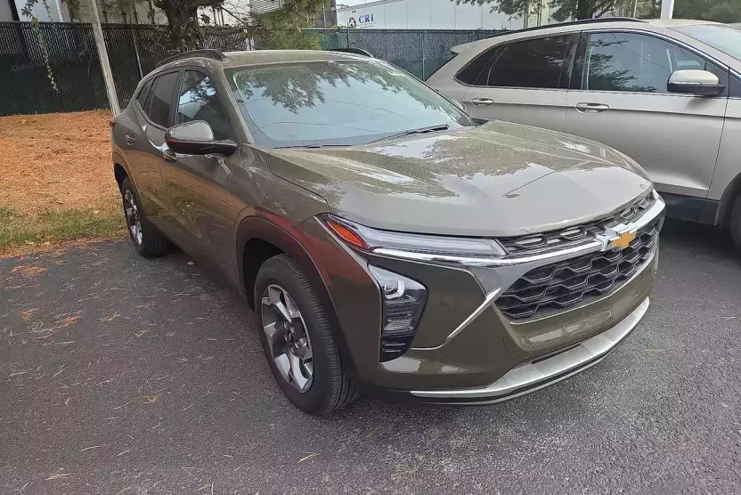 2024 Chevrolet Trax LT photo 1