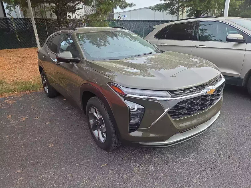 2024 Chevrolet Trax LT photo 1