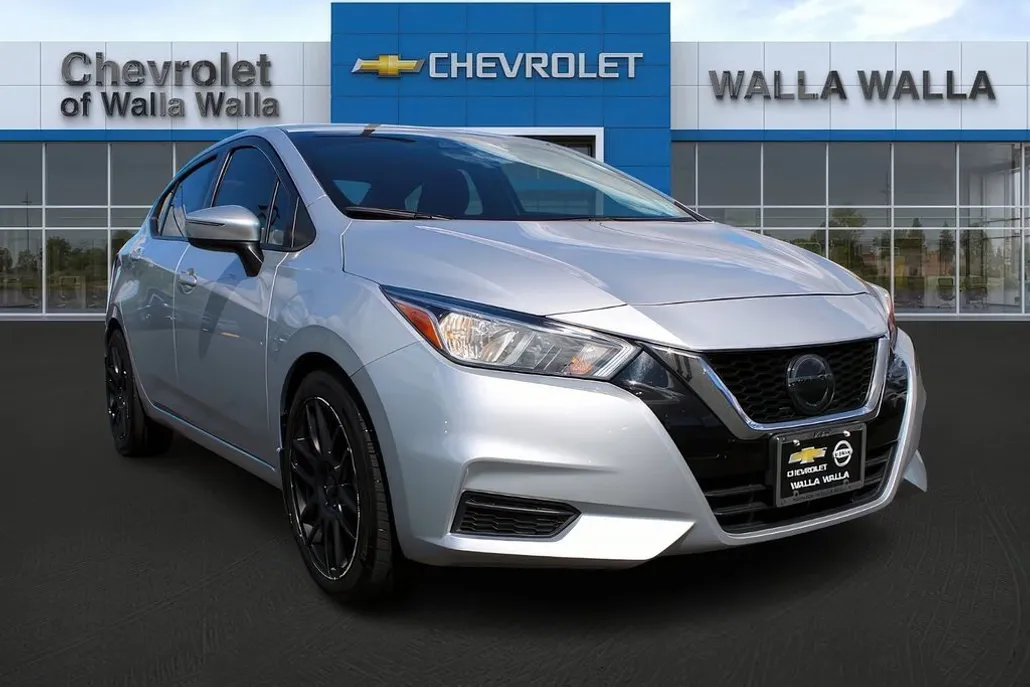 2020 Nissan Versa SV photo 1