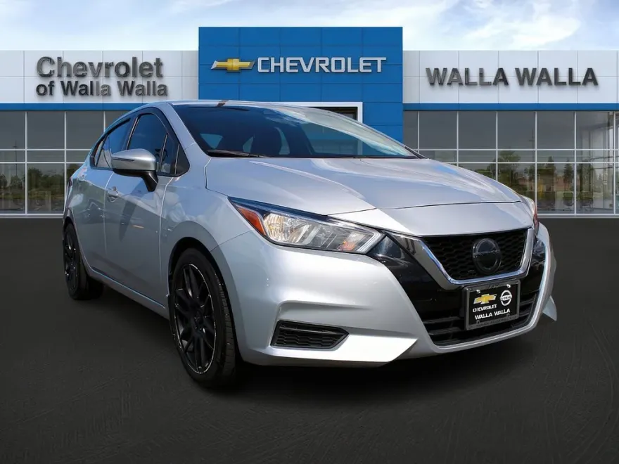2020 Nissan Versa SV photo 1