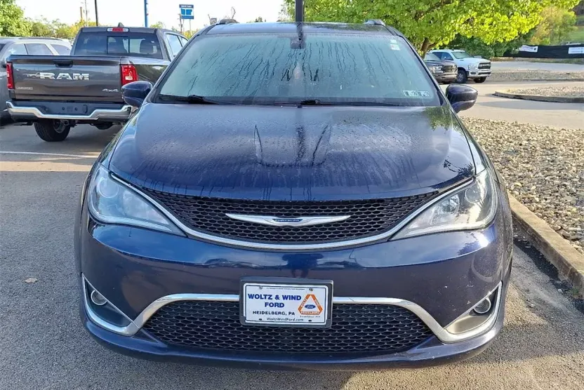 2018 Chrysler Pacifica Touring L photo 1