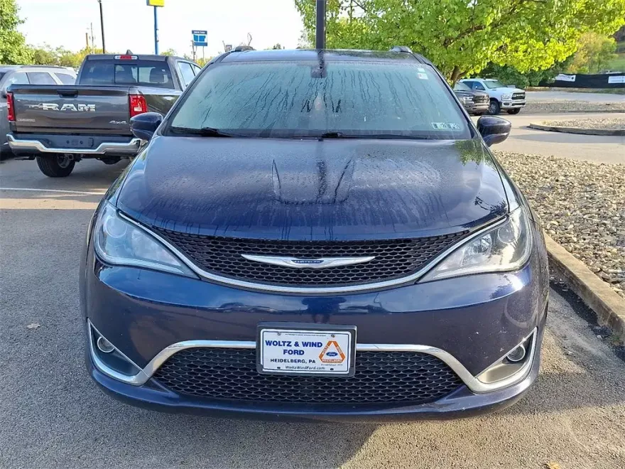 2018 Chrysler Pacifica Touring L photo 1