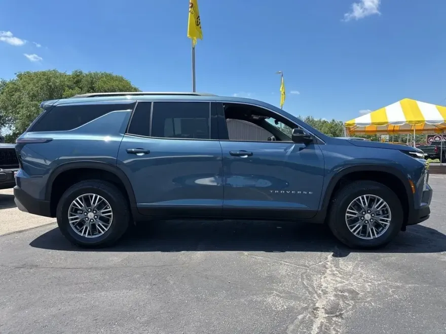 2025 Chevrolet Traverse 1LT photo 1