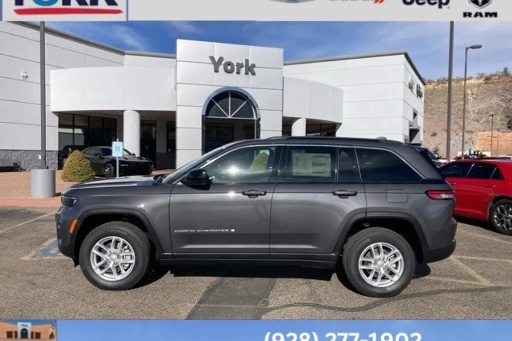 2025 Jeep Grand Cherokee Laredo photo 1