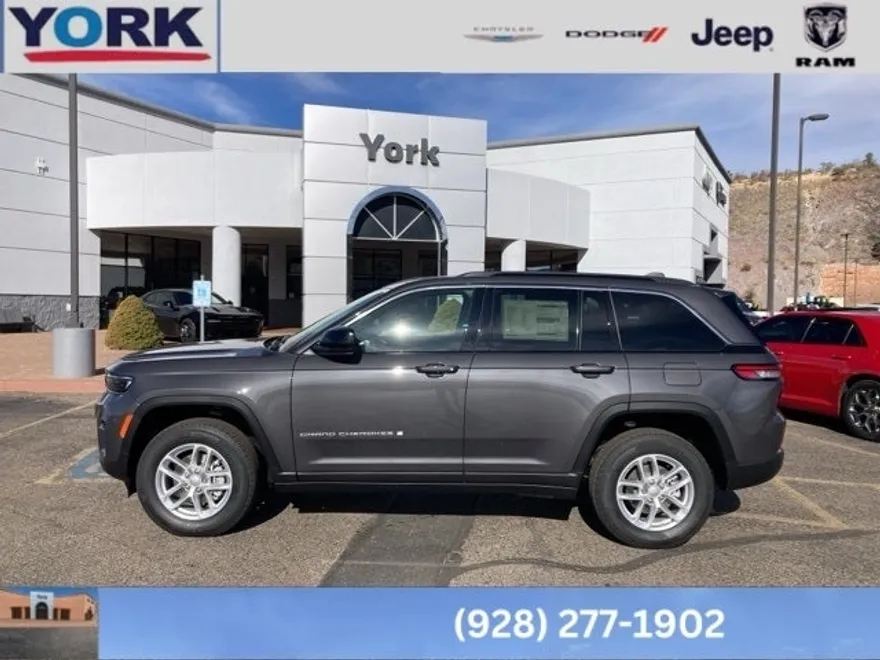 2025 Jeep Grand Cherokee Laredo photo 1