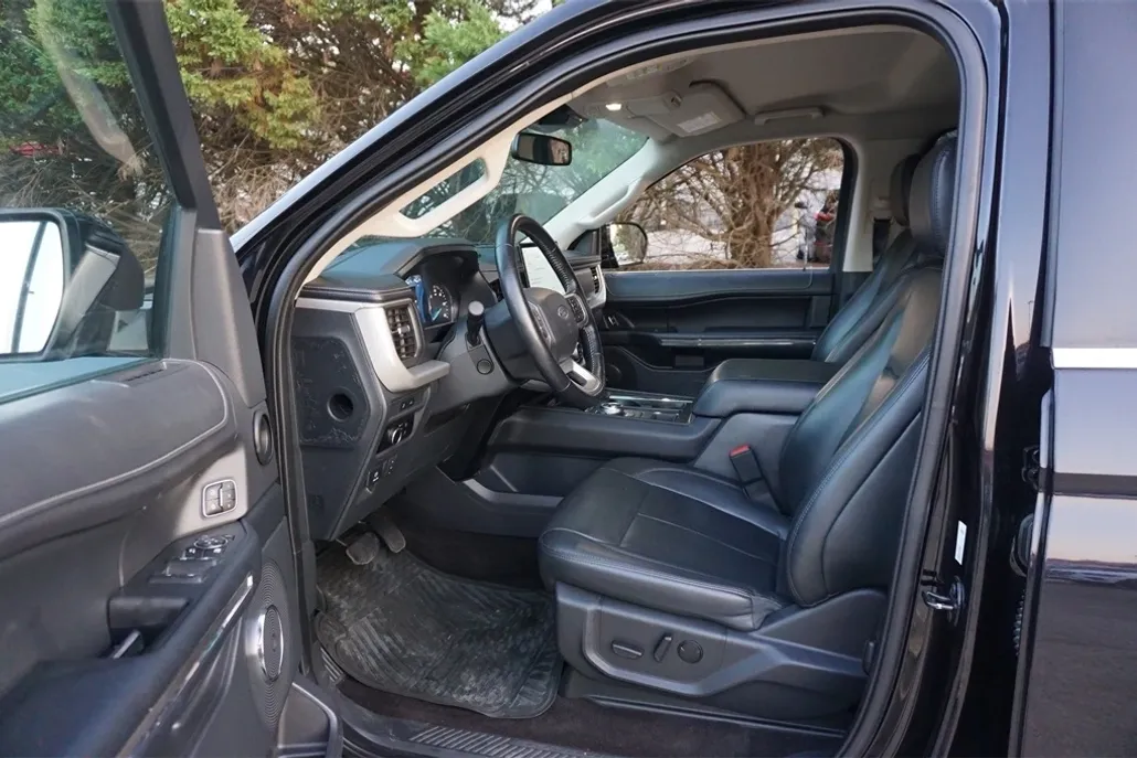 2023 Ford Expedition XLT photo 1