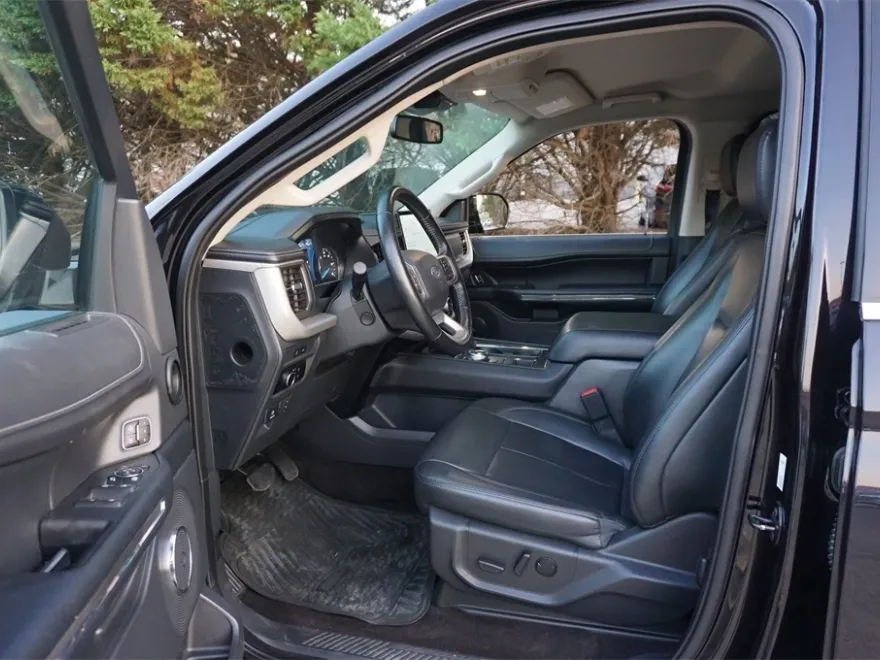 2023 Ford Expedition XLT photo 1