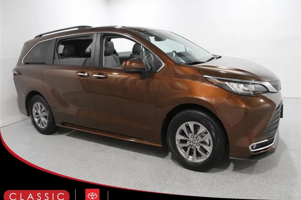 2023 Toyota Sienna XLE photo 1