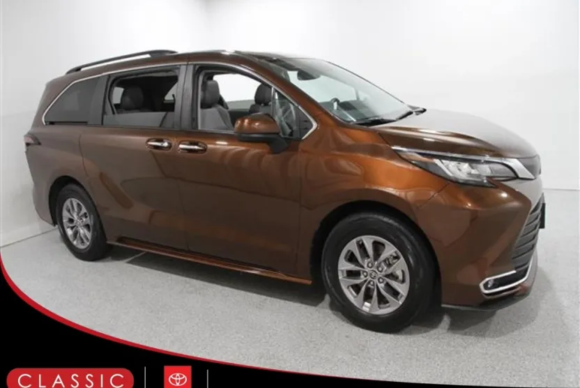 2023 Toyota Sienna XLE photo 1