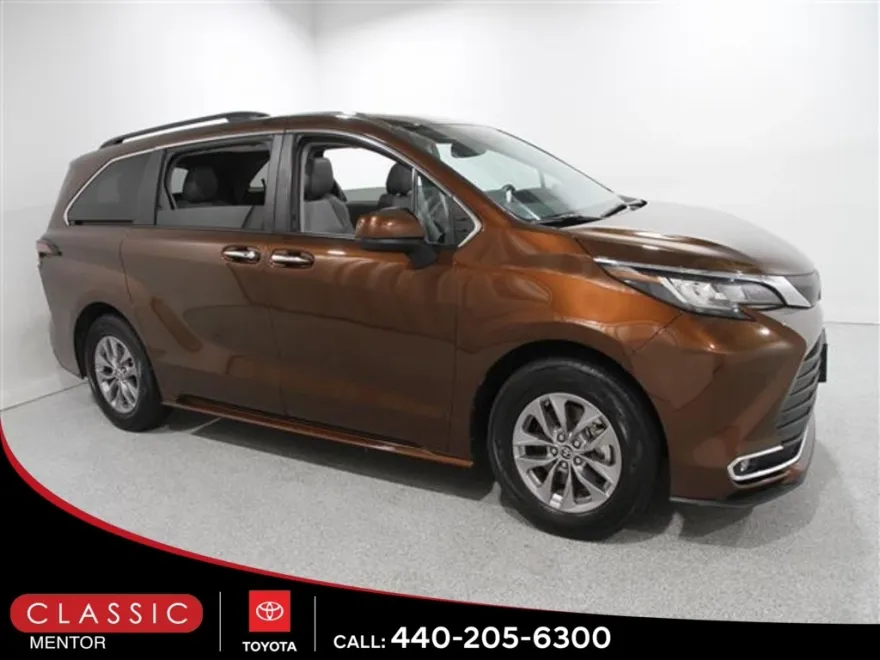 2023 Toyota Sienna XLE photo 1